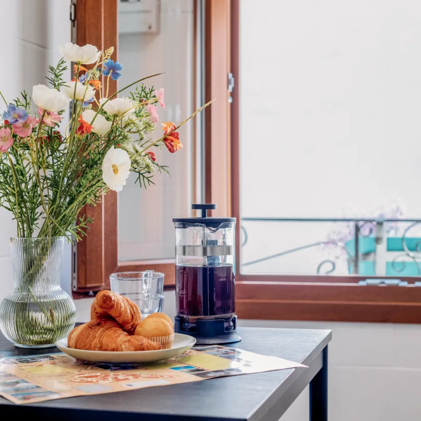 Have a delightful breakfast in the cozy kitchen of Apartamento Olivo