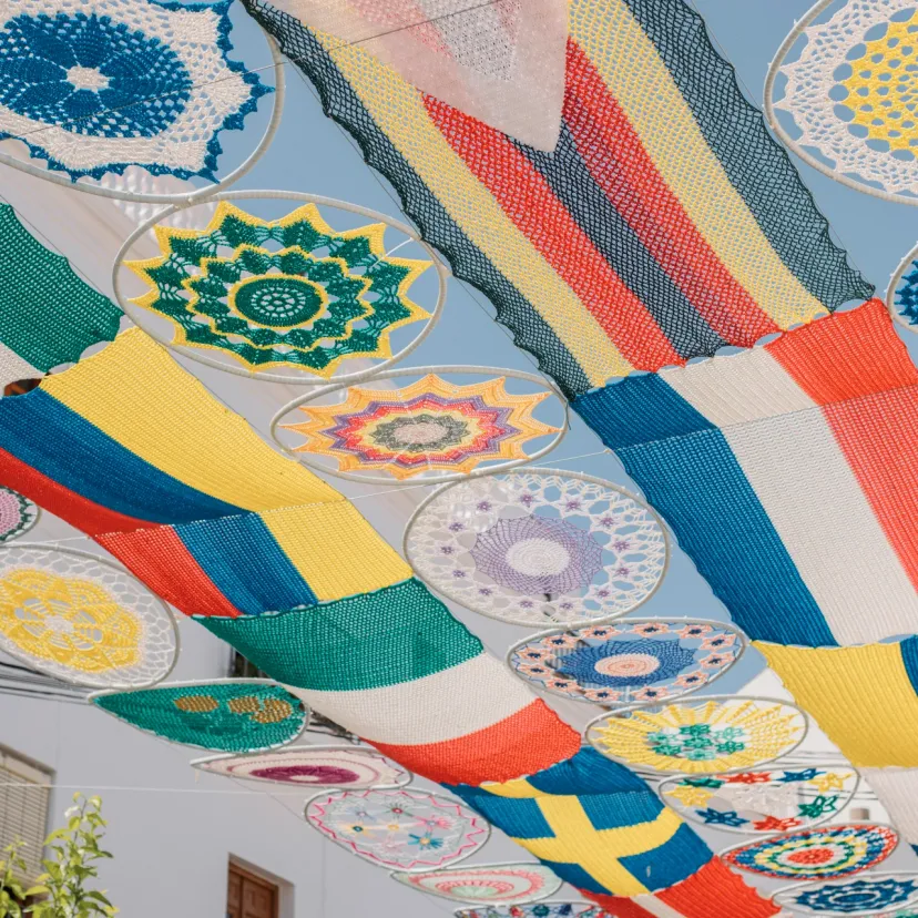 Banderas del mundo cerca de la plaza principal, las banderas están hechas a mano por las mujeres de Sayalonga